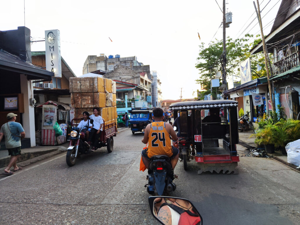 Coron town, scooter et taxis tuktuk