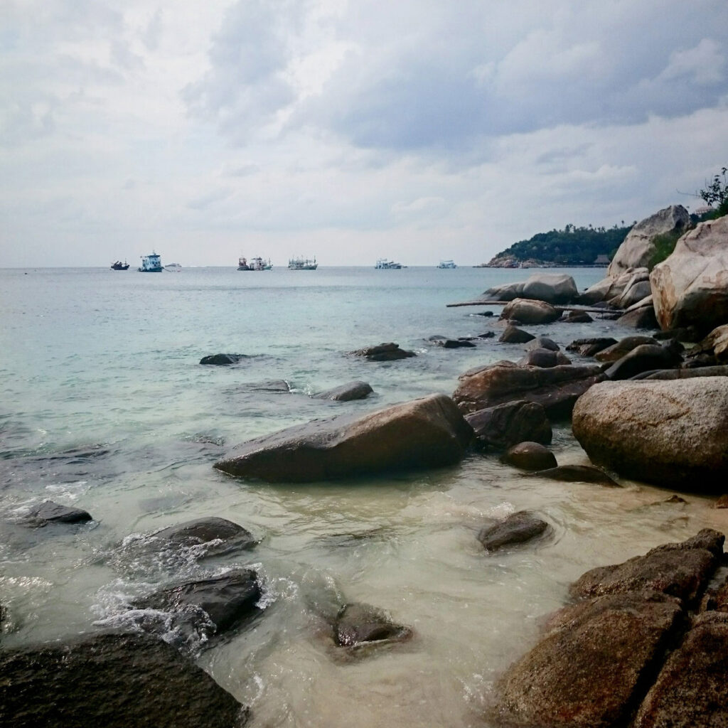 Plage rocheuse à Koh Tao